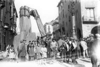 Foto histrica (1924) de l'enderrocament d'un dels fanals de Gaud a Vic.